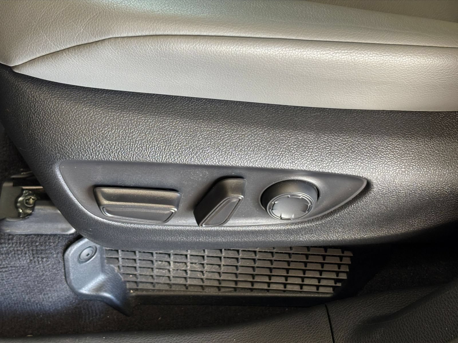 Used 2025 Toyota Sienna XLE FWD image 21