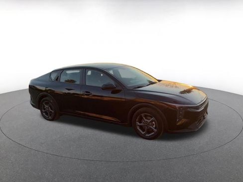 Used 2025 Kia K4 LXS image 2