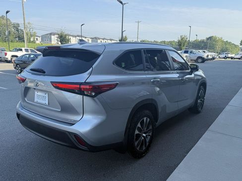 Used 2023 Toyota Highlander XLE FWD image 33