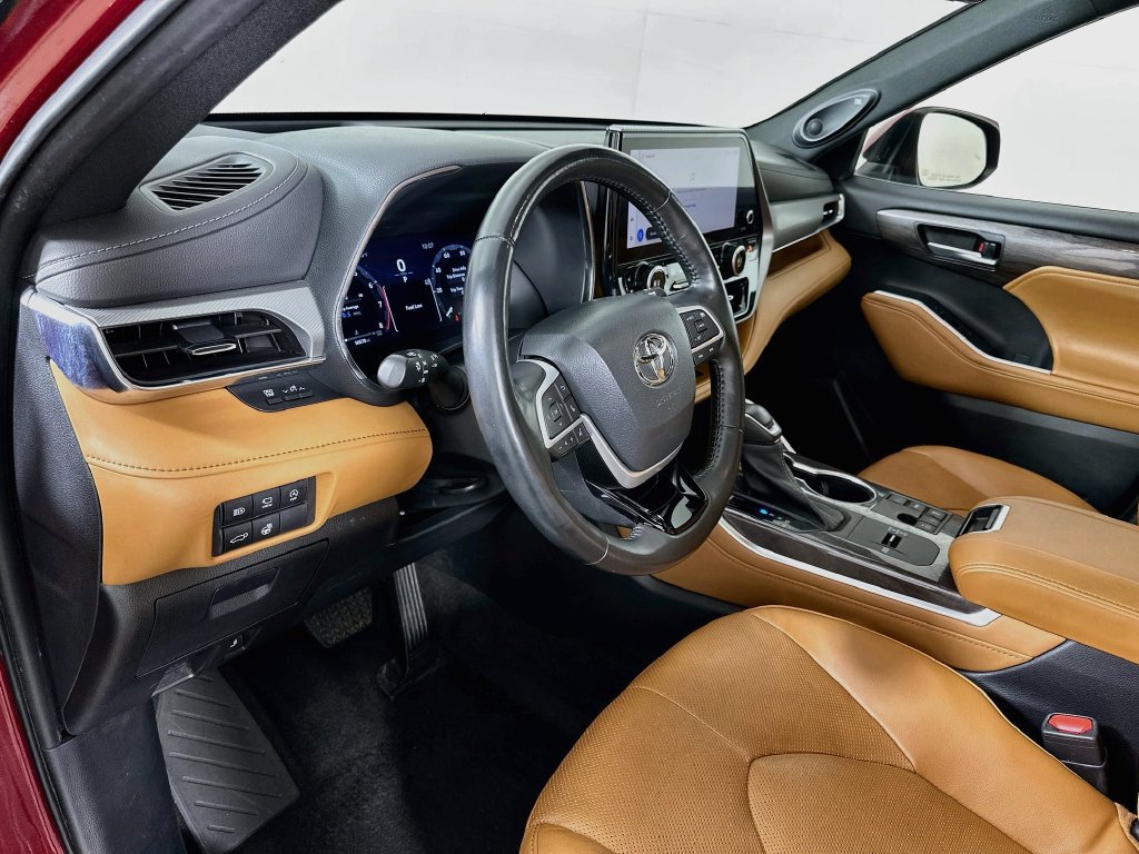 Certified 2023 Toyota Highlander Platinum FWD image 9