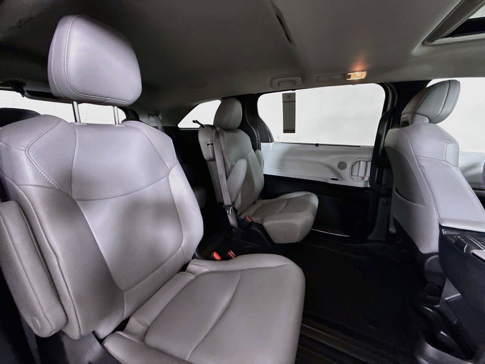 Certified 2025 Toyota Sienna XLE FWD image 40