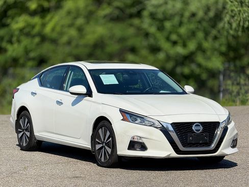 Used 2020 Nissan Altima 2.5 SV image 1