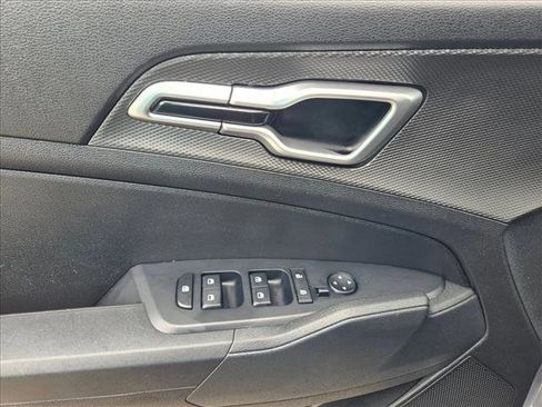 Used 2025 Kia Sportage LX FWD image 13