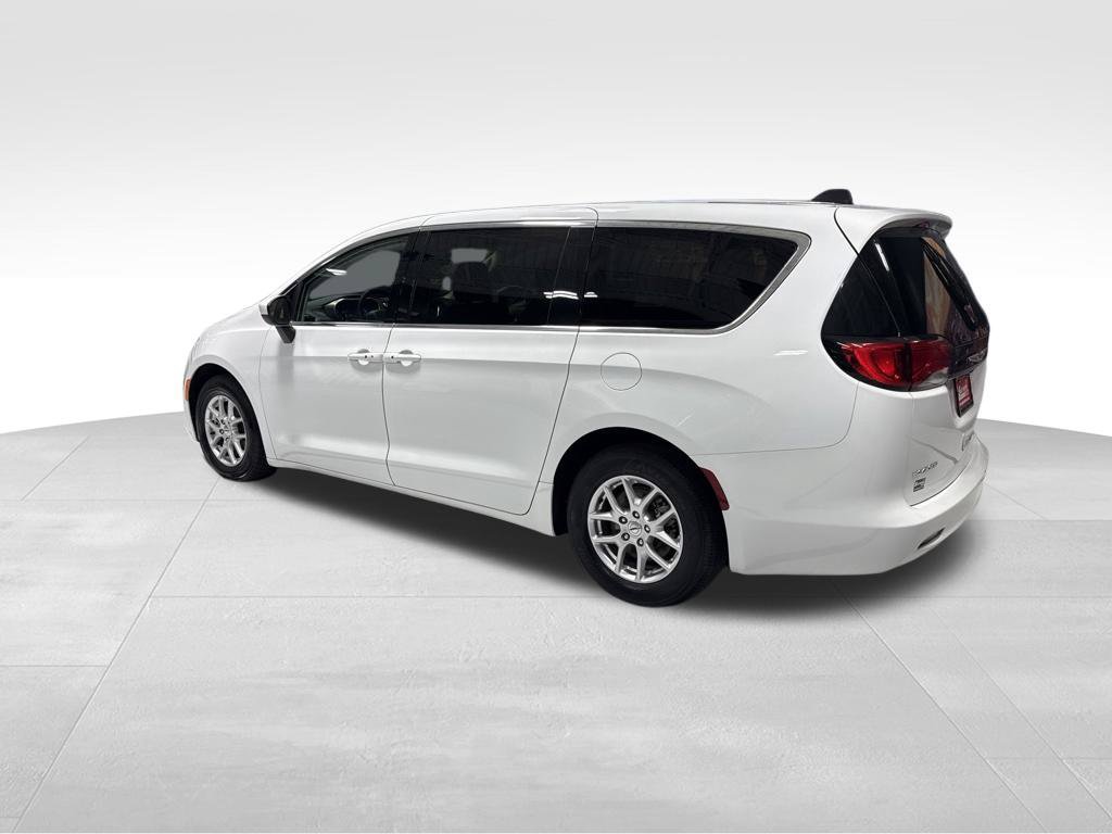 Used 2022 Chrysler Voyager LX FWD image 4