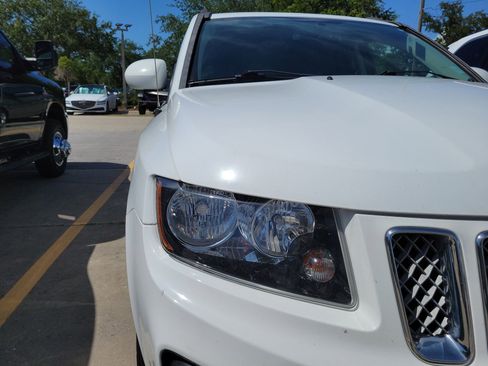Used 2016 Jeep Compass Latitude FWD image 7