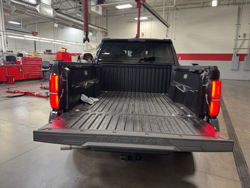 Certified 2025 Toyota Tacoma SR5 AWD/4WD image 34