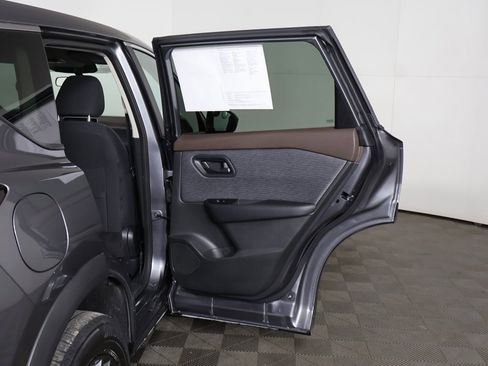 Used 2023 Nissan Rogue S image 18