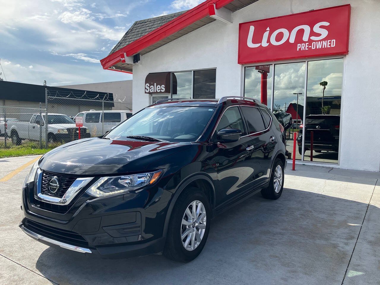 Used 2020 Nissan Rogue SV FWD image 2