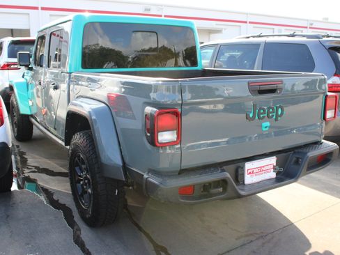 Used 2025 Jeep Gladiator Sport AWD/4WD image 5