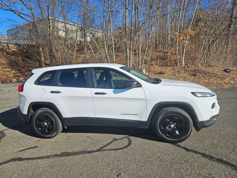 Used 2017 Jeep Cherokee Sport w/ Safety Group AWD/4WD image 4