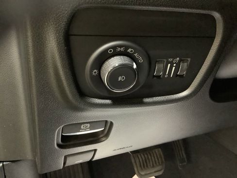 Used 2023 Jeep Grand Cherokee Limited w/ Luxury Tech Group II AWD/4WD image 25