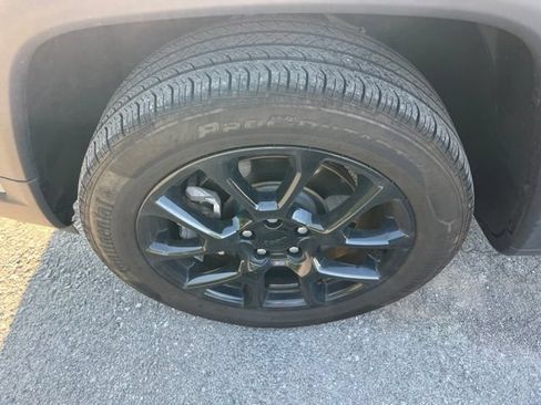 Used 2023 Jeep Compass Latitude w/ Sun and Sound Group AWD/4WD image 8