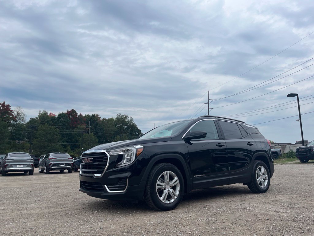Used 2024 GMC Terrain SLE w/ Driver Convenience Package FWD image 2