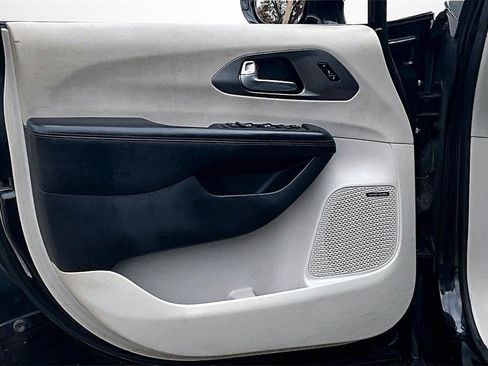 Used 2019 Chrysler Pacifica Limited w/ Tire & Wheel Group image 18