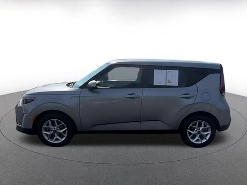 Used 2025 Kia Soul LX w/ LX Technology Package FWD image 9