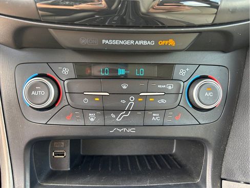 Used 2018 Ford Focus Titanium w/ Titanium Technology Package FWD image 33