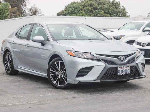 Used 2019 Toyota Camry SE w/ Carpet Mat Package FWD image 1