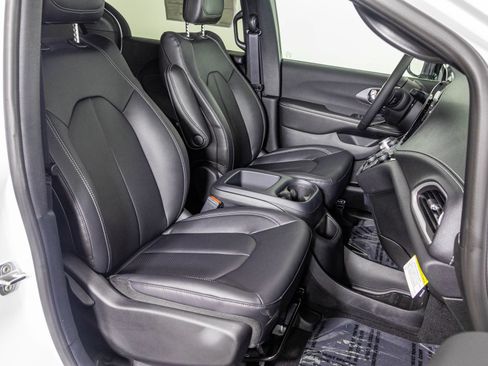 New 2026 Chrysler Pacifica Select AWD/4WD image 39