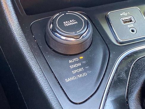 Used 2023 Jeep Cherokee Altitude Lux image 26