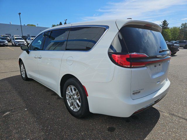 Used 2025 Chrysler Pacifica Select FWD image 5