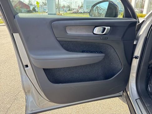 Used 2025 Volvo XC40 B5 Plus image 17