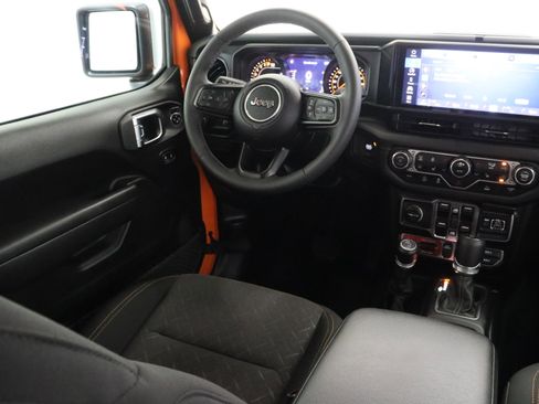 Used 2025 Jeep Gladiator Mojave w/ Convenience Group AWD/4WD image 31