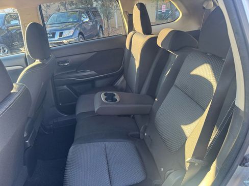 Used 2018 Mitsubishi Outlander ES image 9