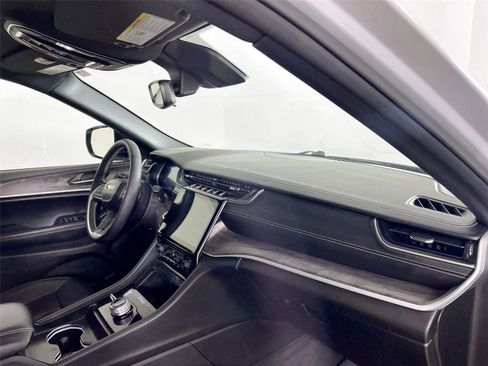 Used 2024 Jeep Grand Cherokee Limited w/ Black Appearance Package AWD/4WD image 29