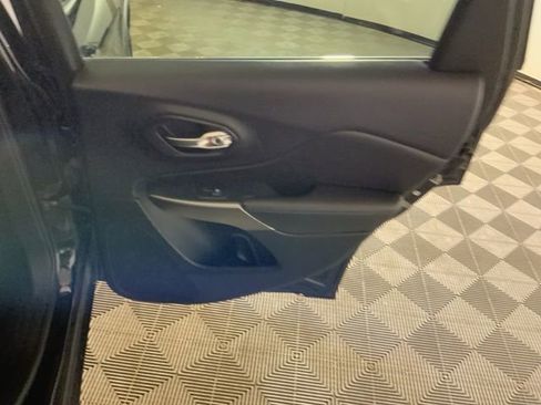 Used 2019 Jeep Cherokee Limited image 39