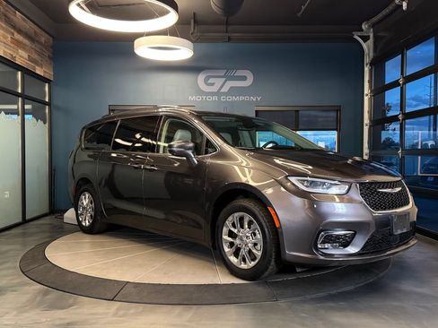 Used 2021 Chrysler Pacifica Touring-L w/ Uconnect Theater Family Group AWD/4WD image 1
