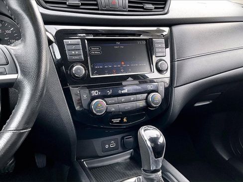 Used 2018 Nissan Rogue SV image 9