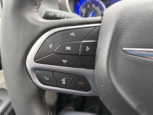 Used 2024 Chrysler Pacifica Touring-L image 19