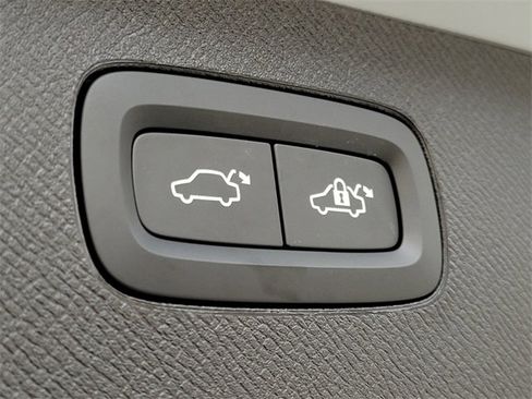 Certified 2024 Volvo XC90 B6 Ultimate w/ Lounge Package image 20