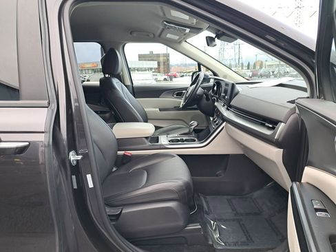 Used 2024 Kia Carnival LX image 17