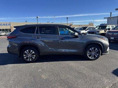 Used 2023 Toyota Highlander XLE image 2