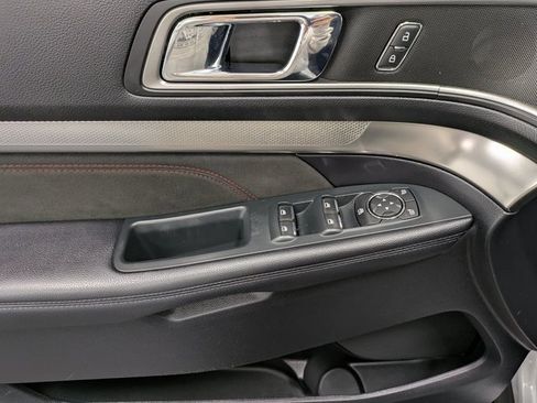 Used 2018 Ford Explorer XLT w/ Equipment Group 202A image 9