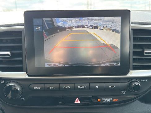 Used 2025 Hyundai Venue SEL image 18