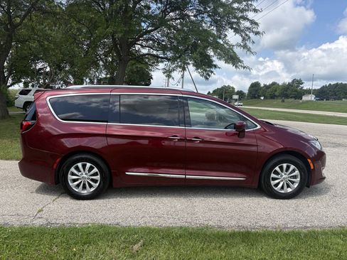 Used 2018 Chrysler Pacifica Touring-L FWD image 6