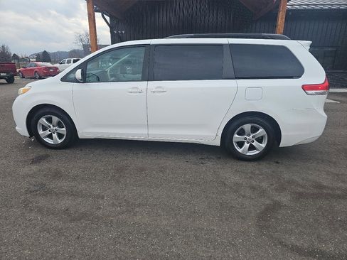 Used 2013 Toyota Sienna LE image 28