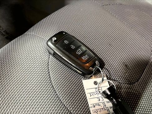 Used 2022 Hyundai Elantra SE image 15