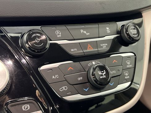Used 2019 Chrysler Pacifica Touring Plus w/ Tire & Wheel Group FWD image 34