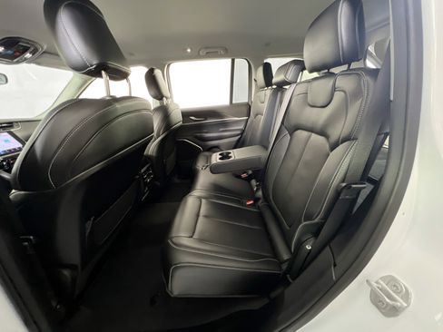 Used 2022 Jeep Grand Cherokee Limited AWD/4WD image 23