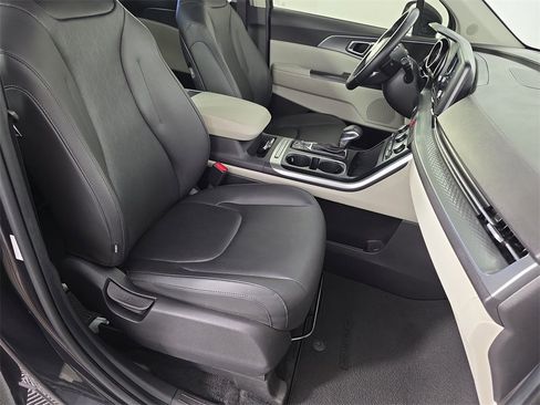 Used 2022 Kia Carnival LX image 41