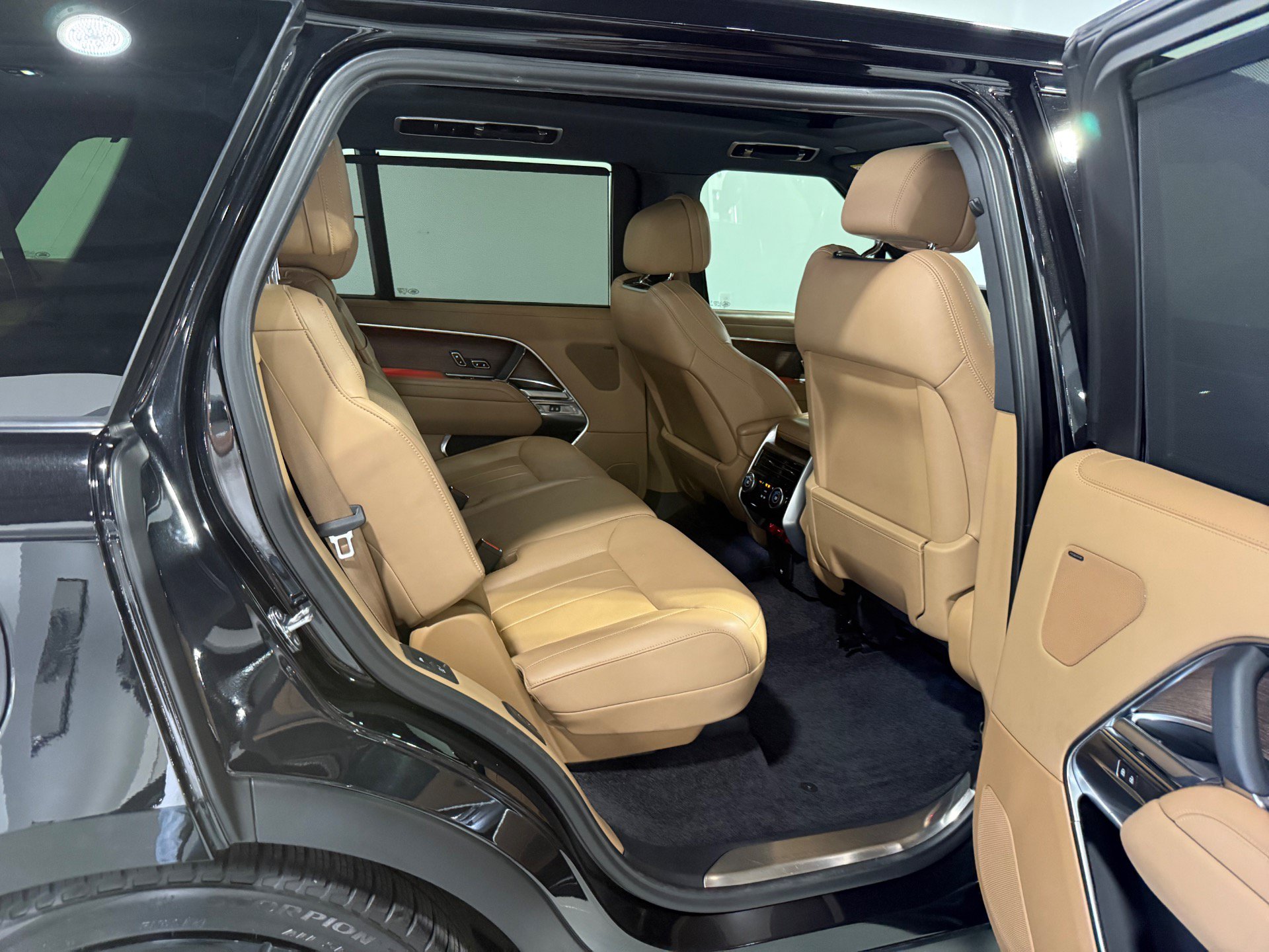 Used 2024 Land Rover Range Rover Long Wheelbase SE AWD/4WD image 46