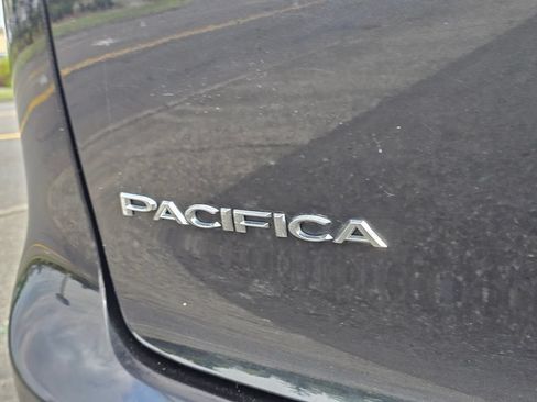 Used 2023 Chrysler Pacifica Touring-L FWD image 9