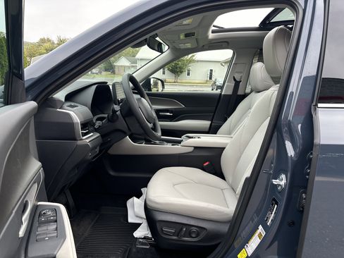 Certified 2025 Toyota Grand Highlander FWD image 13