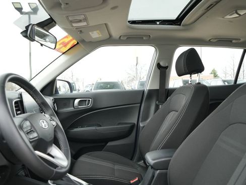 Used 2025 Hyundai Venue SEL image 24
