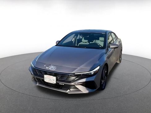 Used 2025 Hyundai Elantra Limited image 7