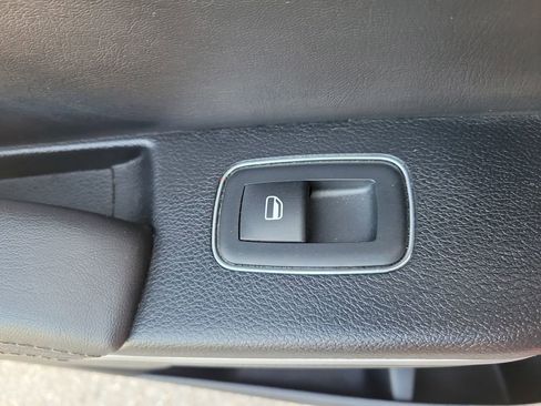 Used 2019 Chrysler 300 Limited RWD image 13