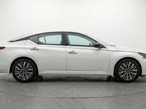 Used 2025 Nissan Altima 2.5 SV FWD image 5